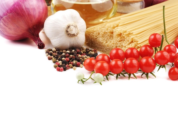 Świeże składniki i garnki